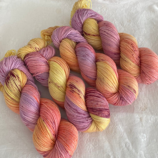 Handgefärbte  Sockenwolle 4-fach.