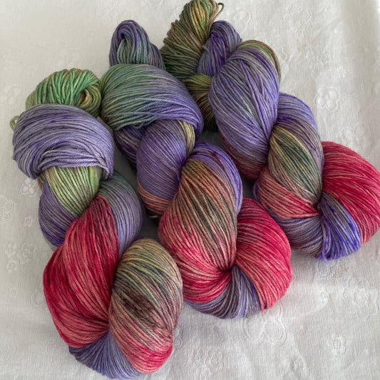 Handgefärbte  Sockenwolle 6-fach.