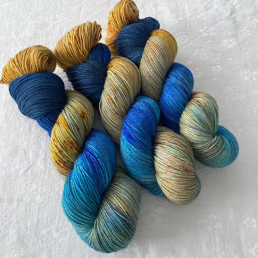 Handgefärbte  Sockenwolle 4-fach.