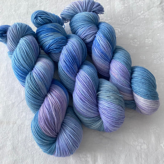 Handgefärbte  Sockenwolle 4-fach.