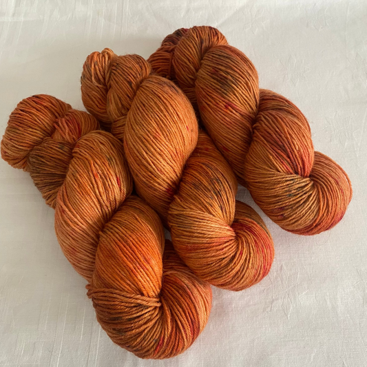 Handgefärbte  Sockenwolle 6-fach.