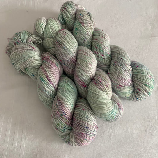 Handgefärbte  Sockenwolle 4-fach.
