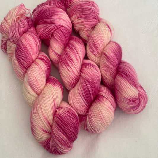 Handgefärbte  Sockenwolle 4-fach ,,Flamingo,,