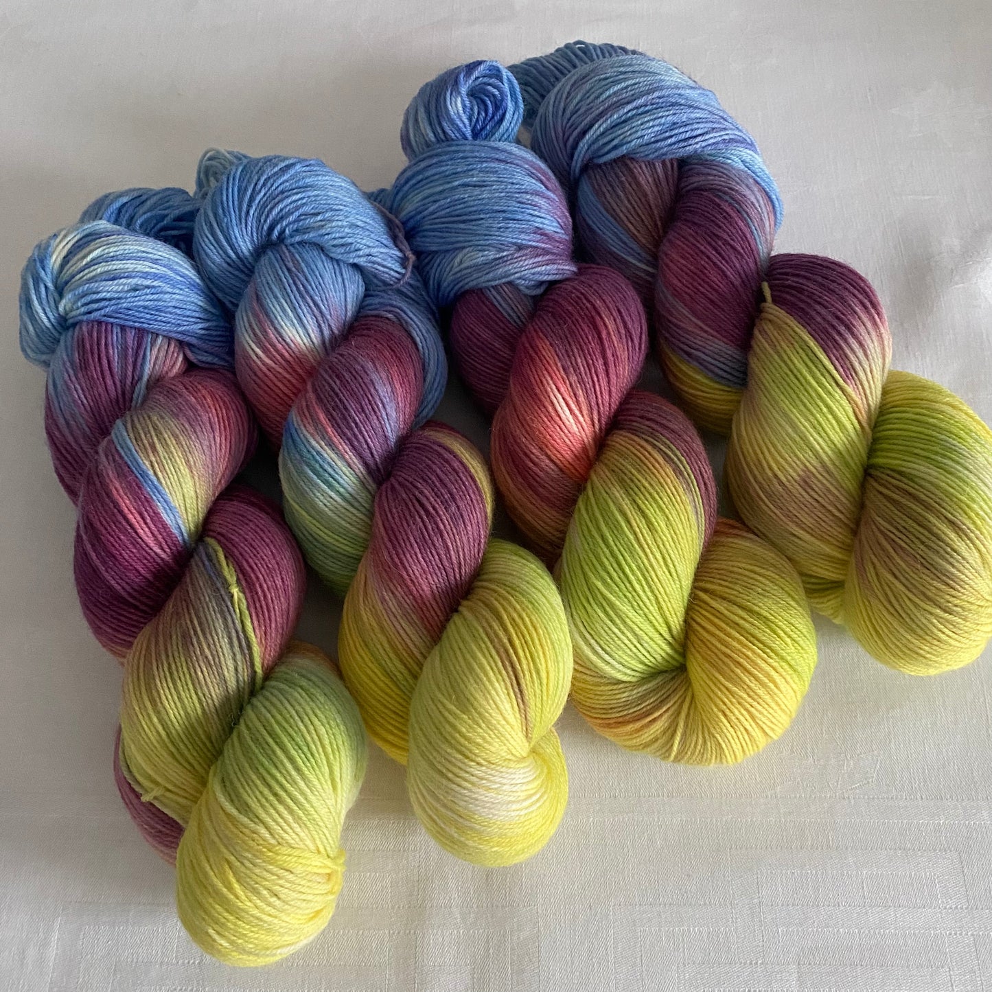 Handgefärbte  Sockenwolle 4-fach.