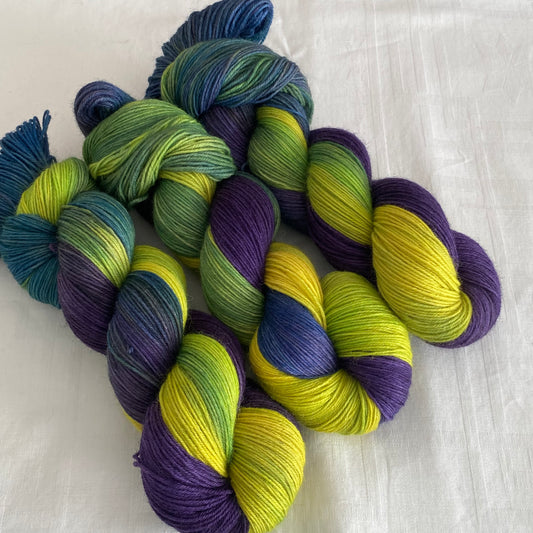 Handgefärbte Sockenwolle 4-fach.