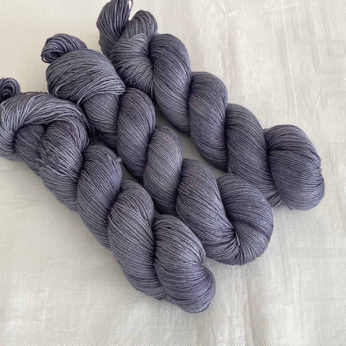 Handgefärbte Merinowolle mit Seide.