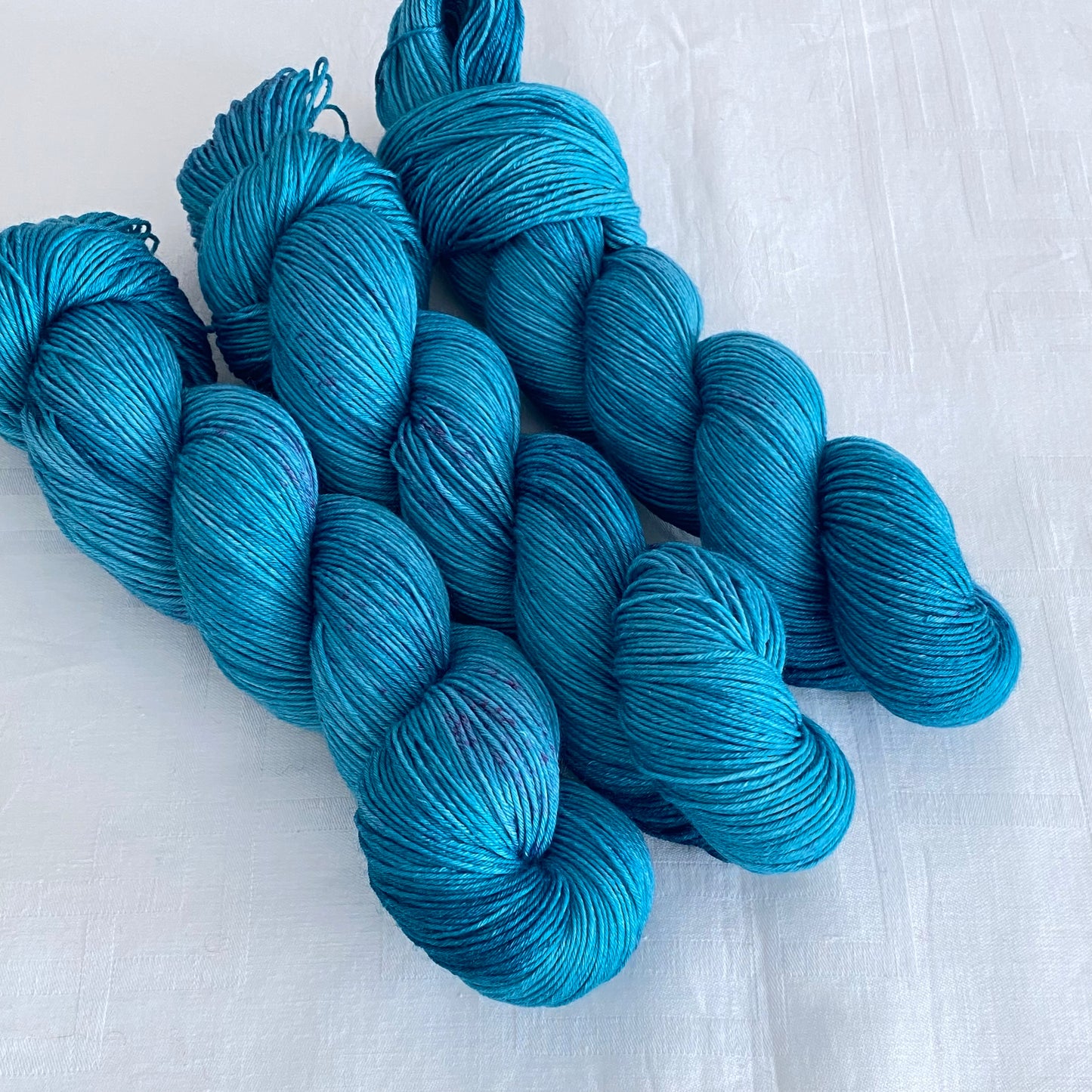 Handgefärbte Merinowolle mit Seide.