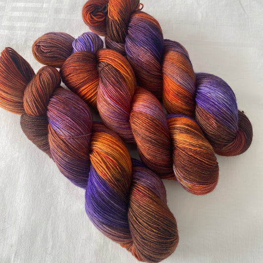 Handgefärbte  Sockenwolle 4-fach.