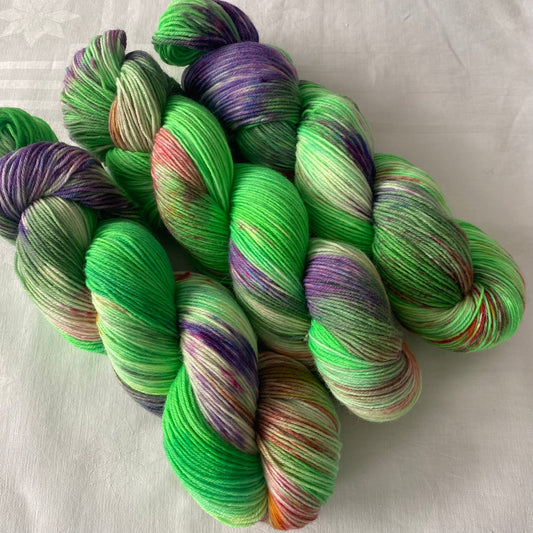 Handgefärbte  Sockenwolle 4-fach.