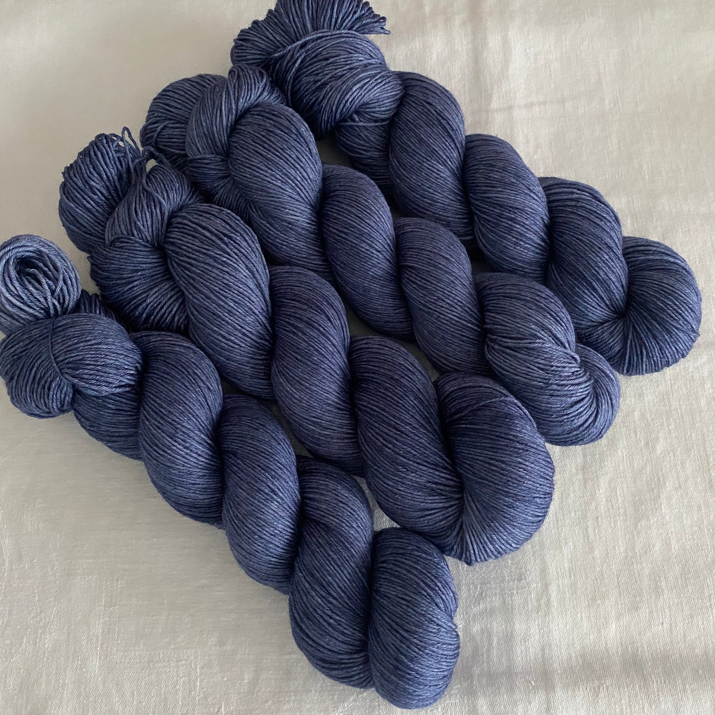 Handgefärbte Merinowolle mit Seide.