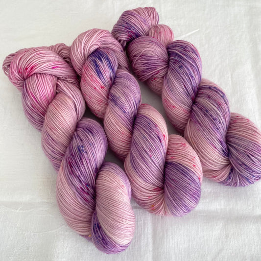 Handgefärbte  Sockenwolle 4-fach.