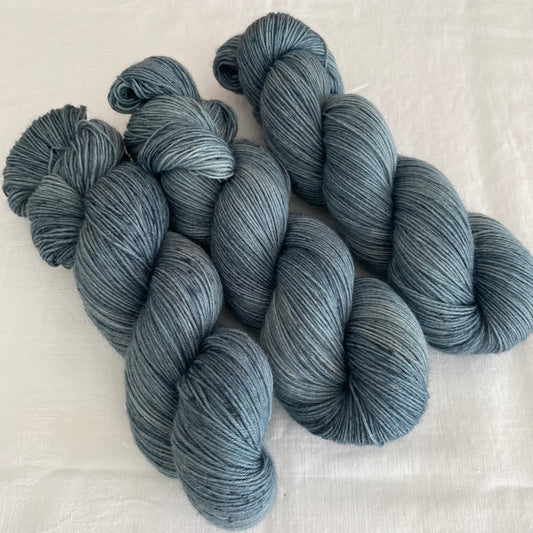 Handgefärbte  Sockenwolle 4-fach.