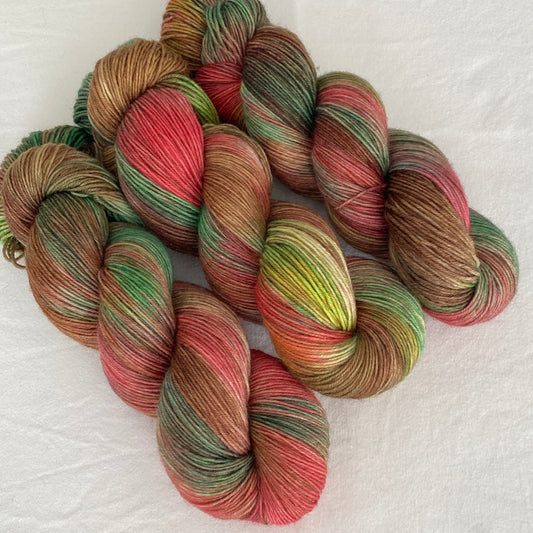 Handgefärbte  Sockenwolle 4-fach.