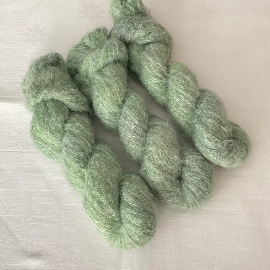 Handgefärbte  Kidmohair mit Polyamid.