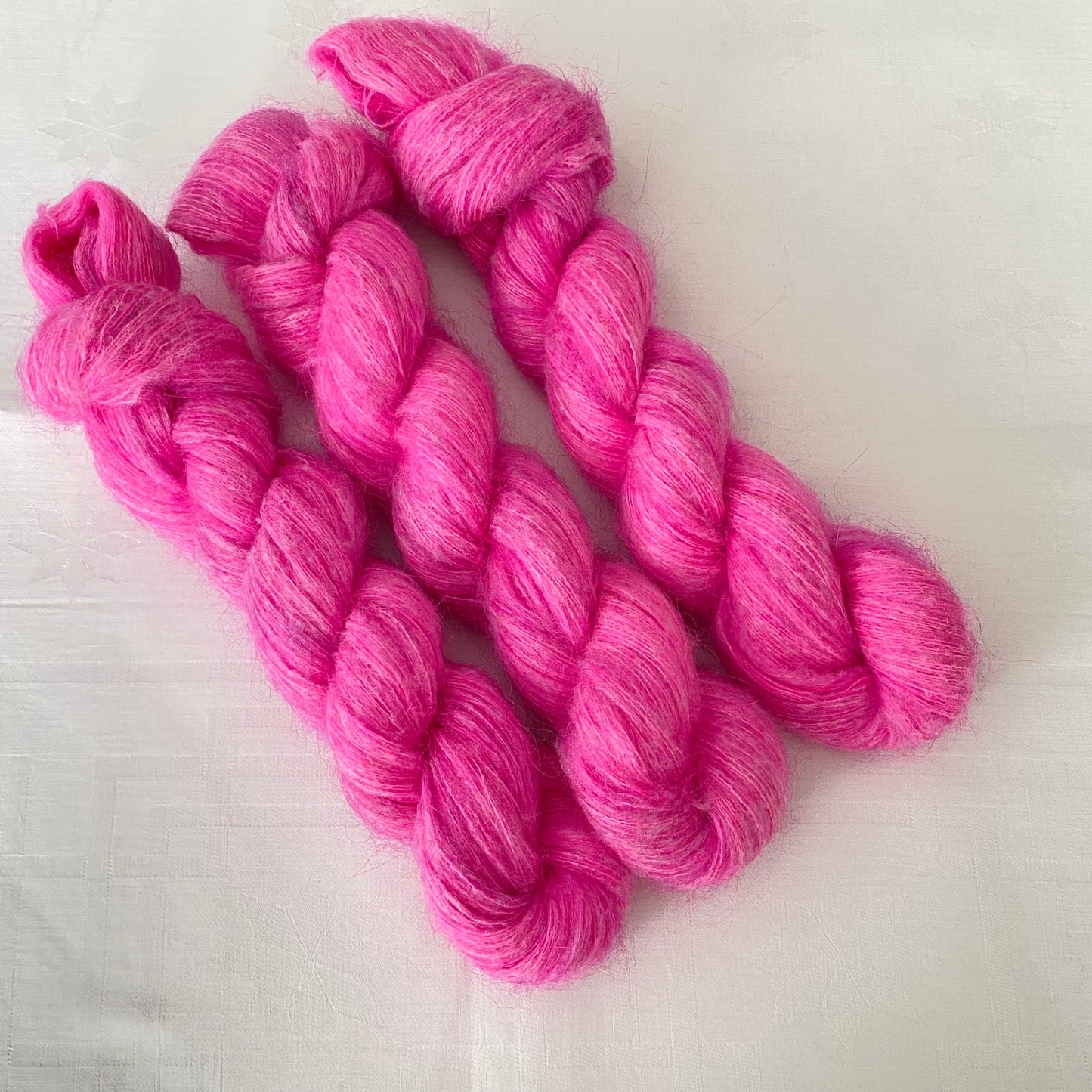 Handgefärbte  Kidmohair mit Polyamid.