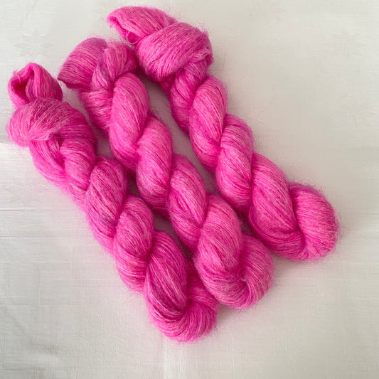 Handgefärbte  Kidmohair mit Polyamid.