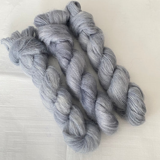 Handgefärbte   Kidmohair mit Seide.