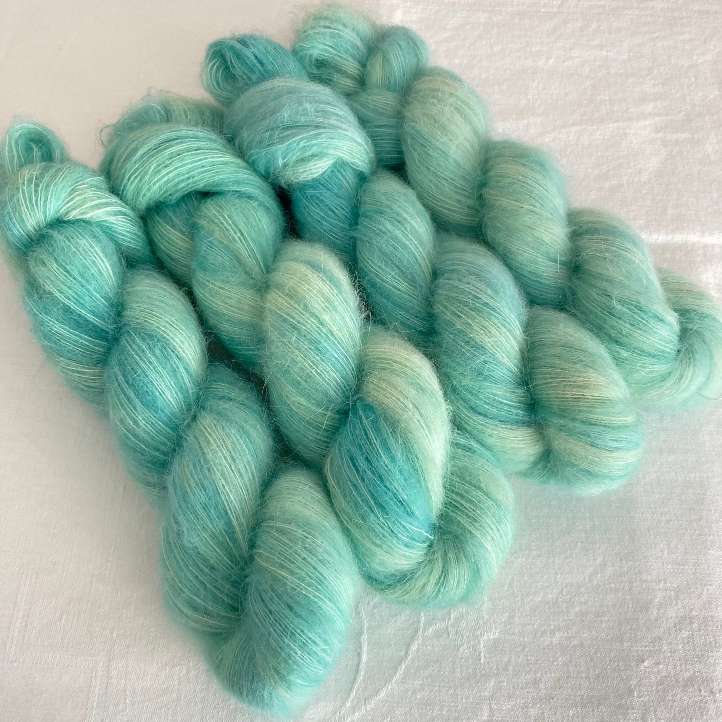 Handgefärbte Alpaka Baby mit Merinowolle.