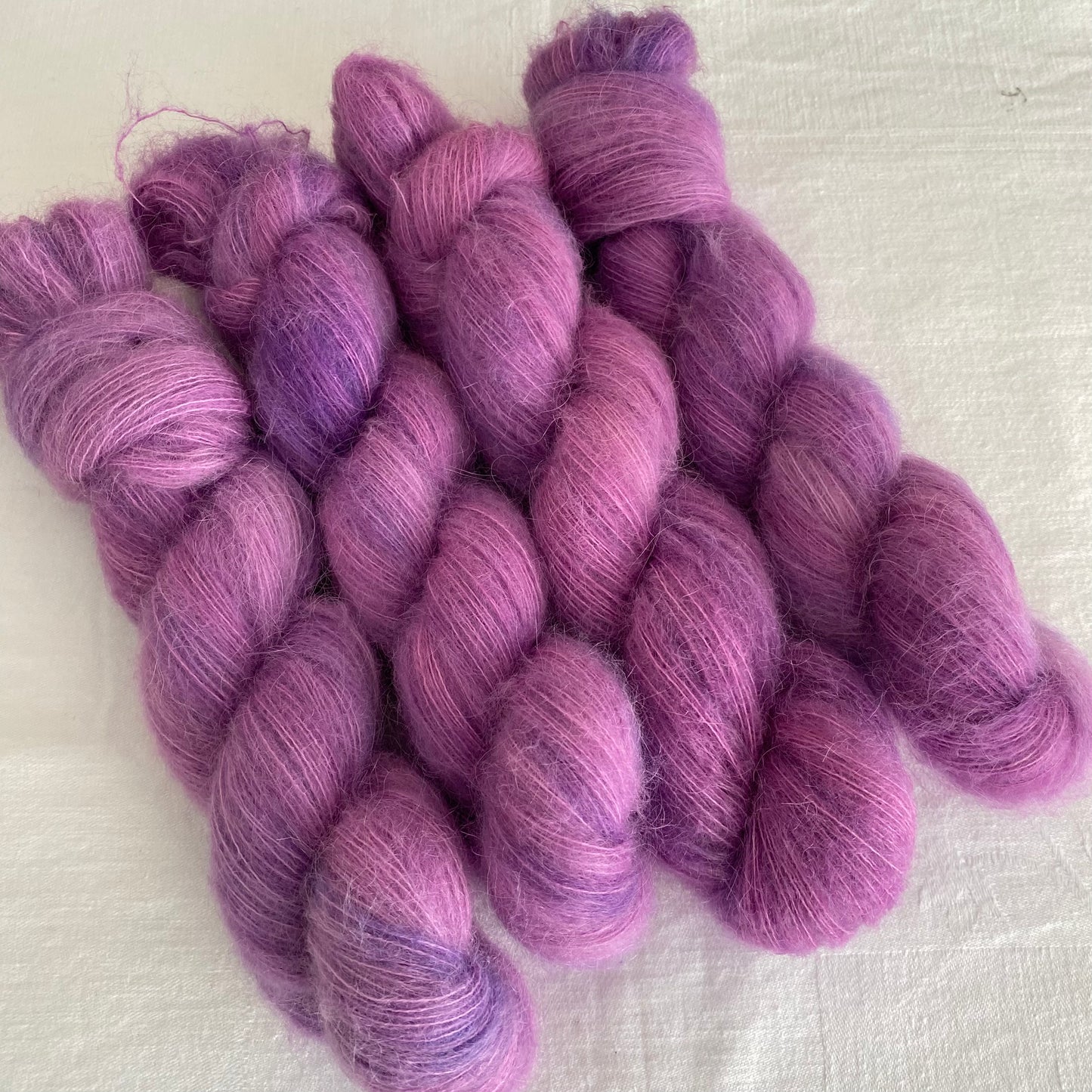 Handgefärbte Alpaka Baby mit Merinowolle.