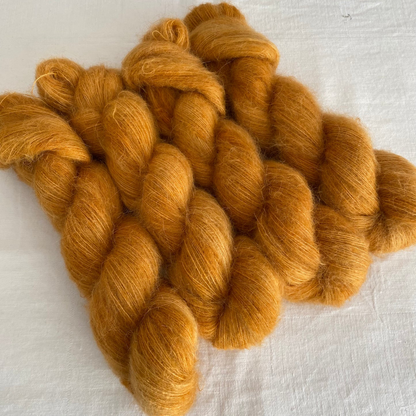 Handgefärbte Alpaka Baby mit Merinowolle.