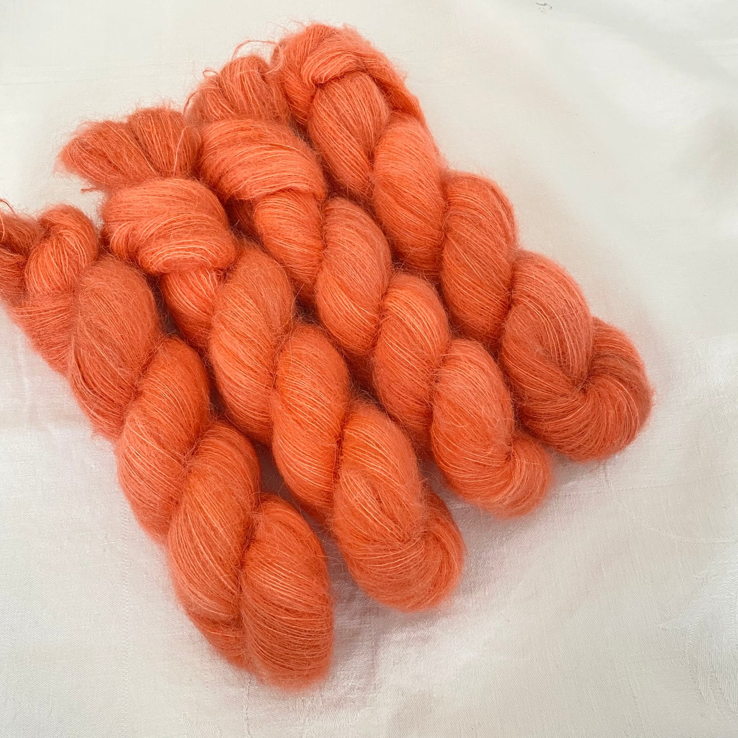 Handgefärbte Alpaka Baby mit Merinowolle.