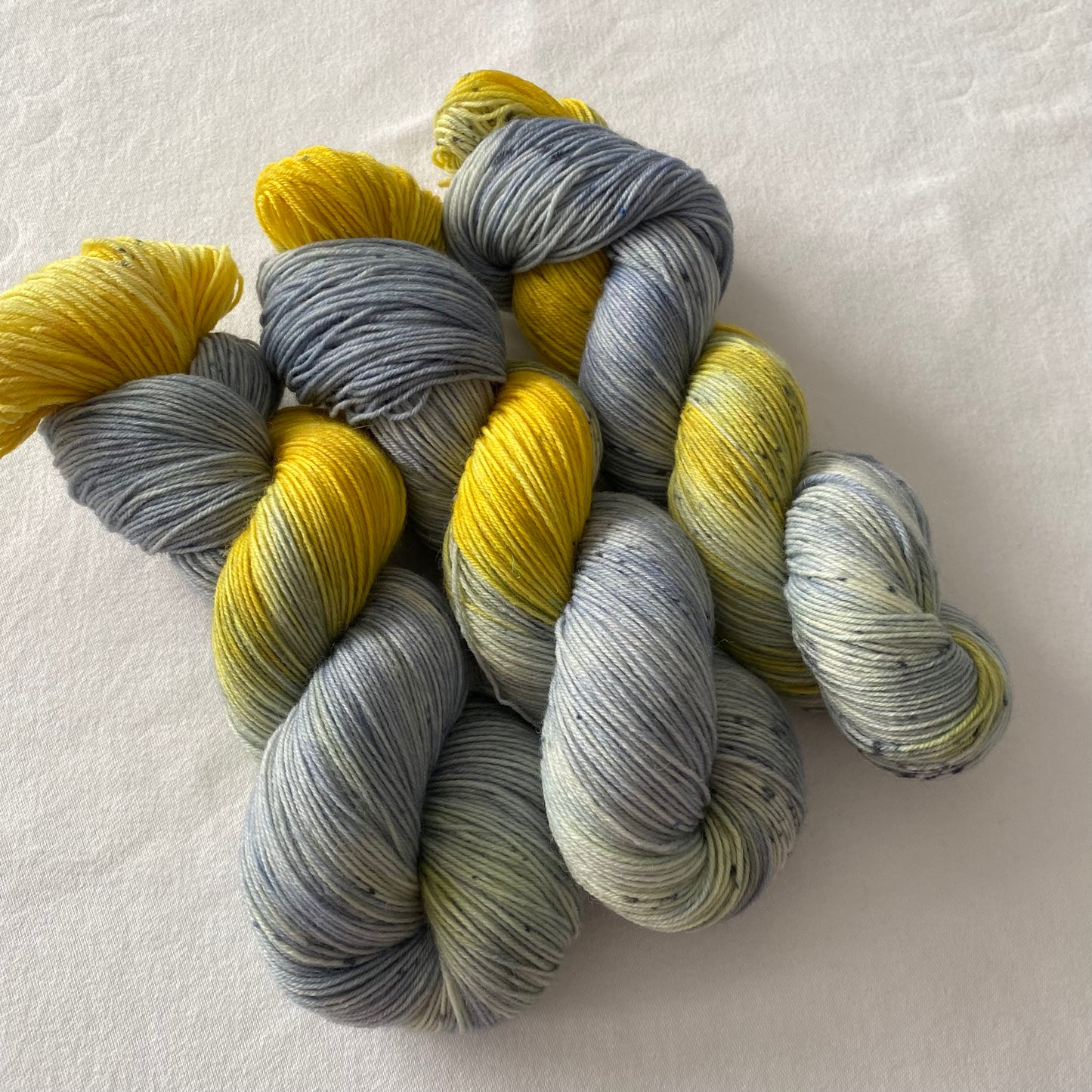 Handgefärbte  Sockenwolle 4-fach.