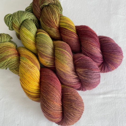 Handgefärbte  Sockenwolle 4-fach.