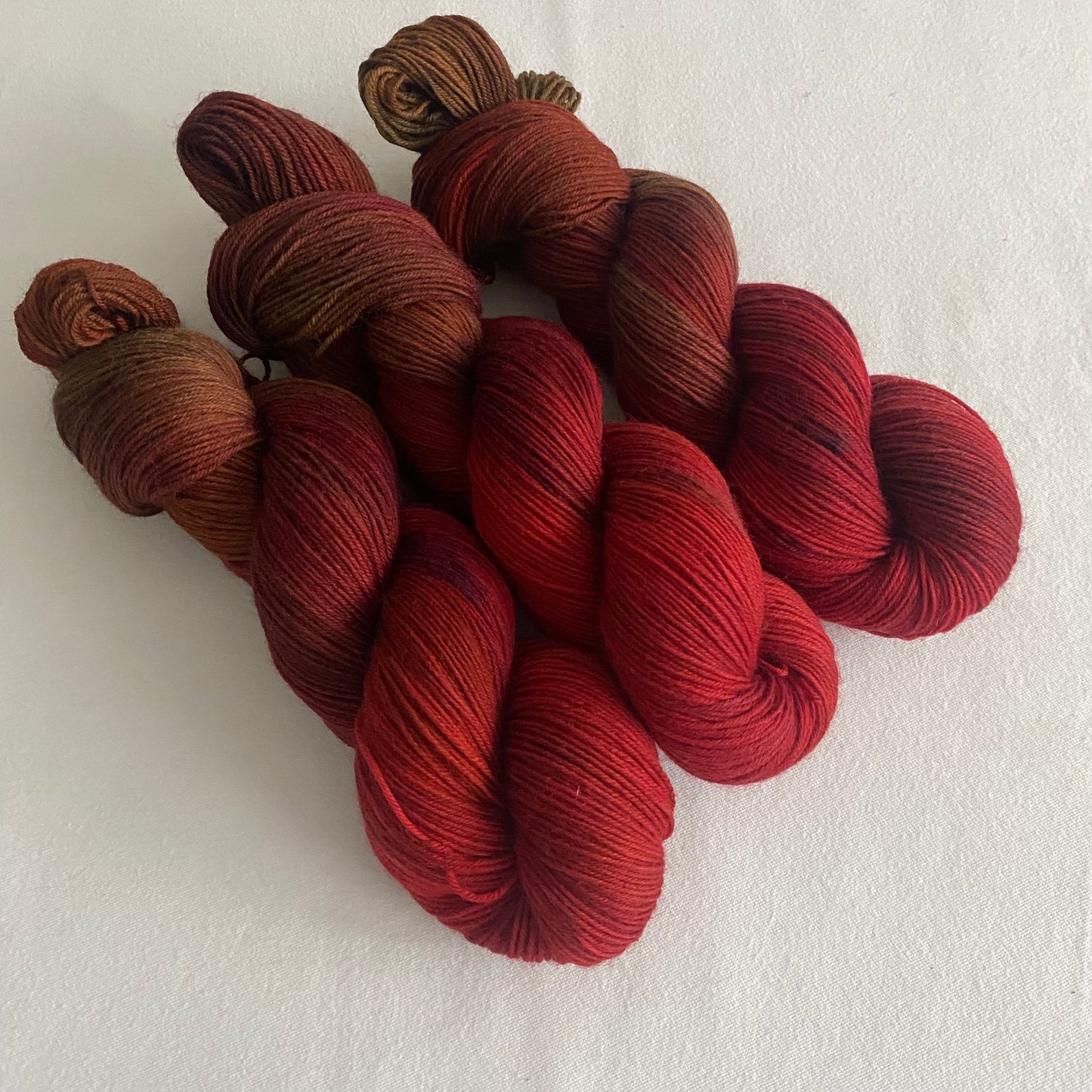 Handgefärbte  Sockenwolle 4-fach.