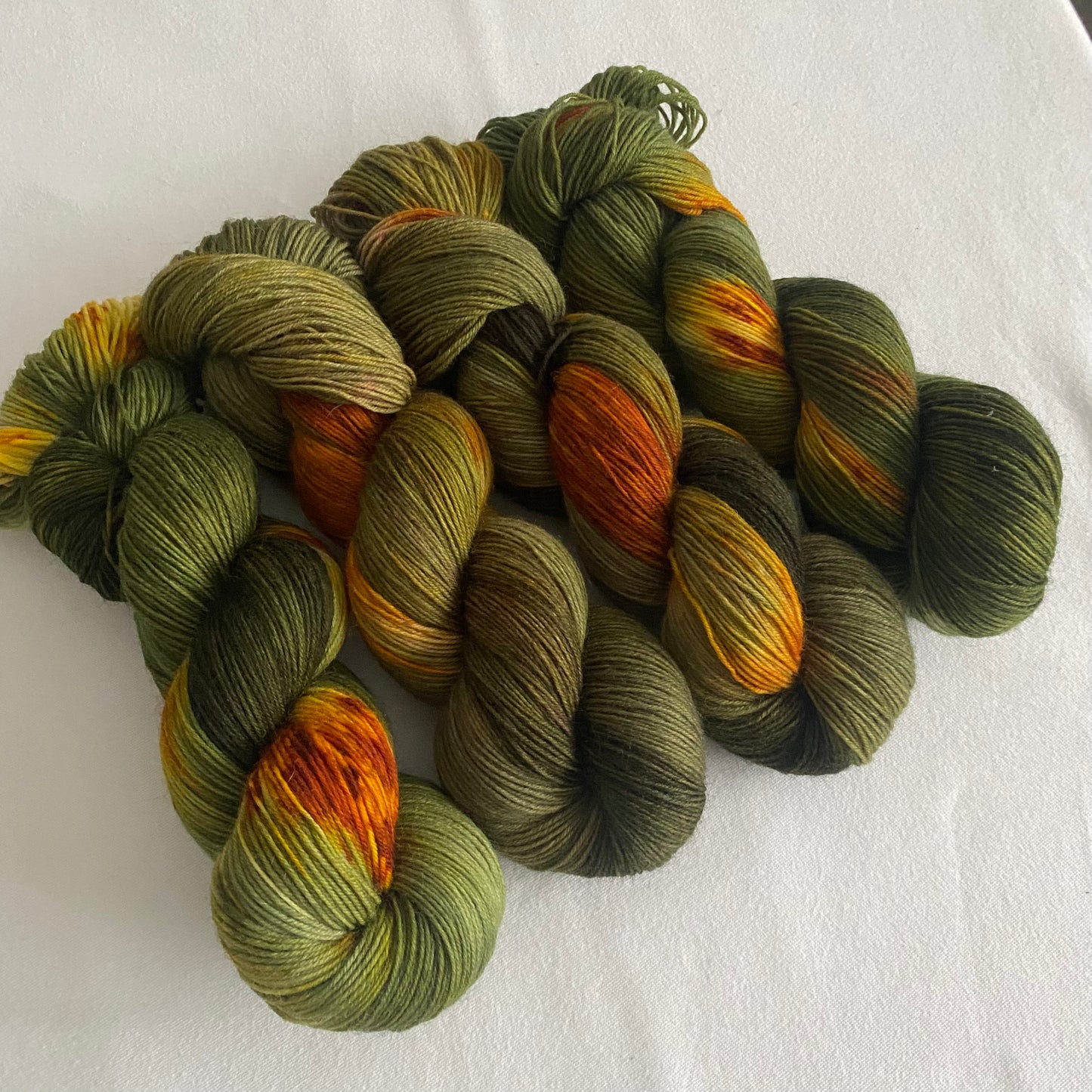 Handgefärbte  Sockenwolle 4-fach.