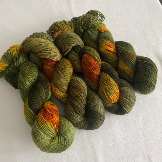 Handgefärbte  Sockenwolle 4-fach.