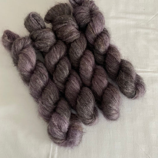 Handgefärbte  Kidmohair mit Polyamid.