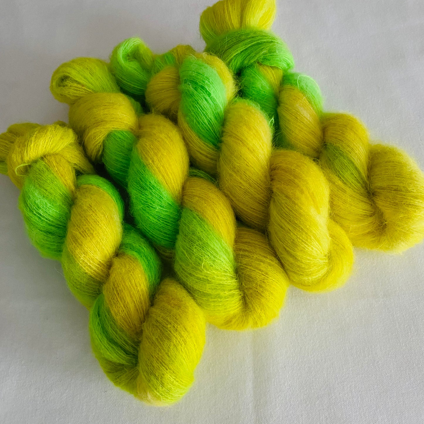 Handgefärbte Alpaka Baby mit Merinowolle.