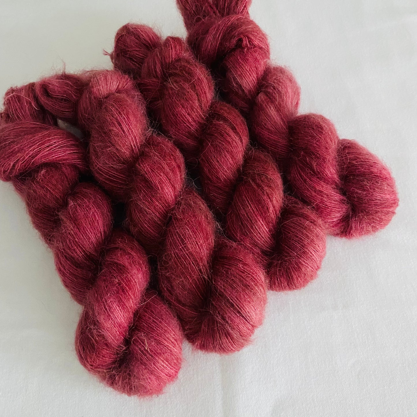 Handgefärbte Alpaka Baby mit Merinowolle.