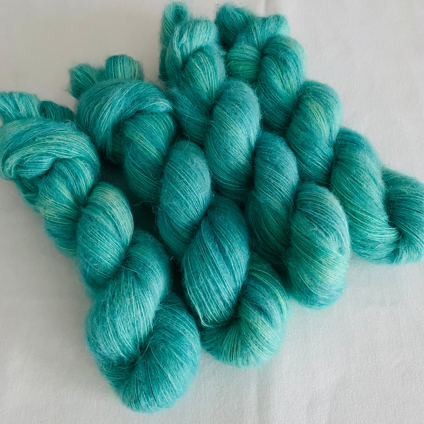 Handgefärbte Alpaka Baby mit Merinowolle.