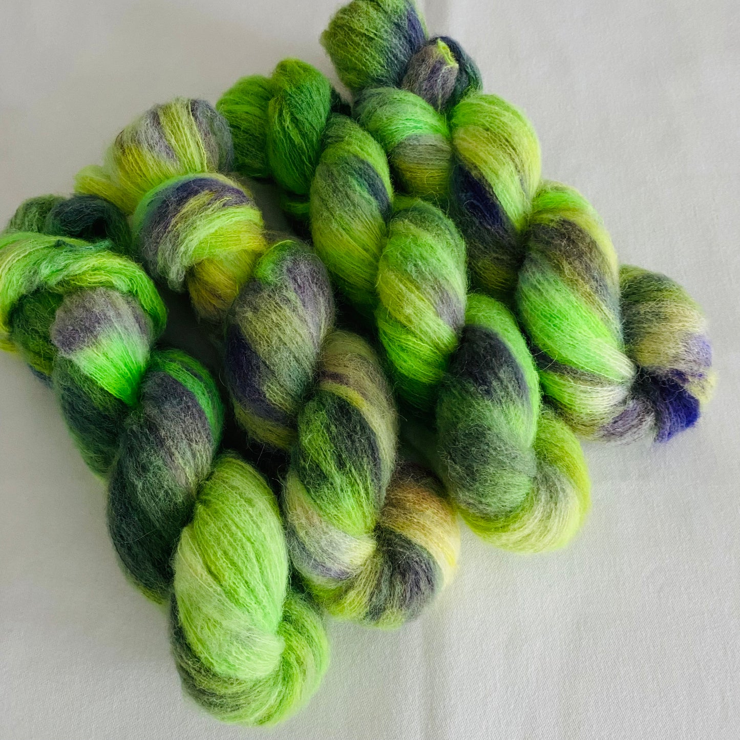 Handgefärbte Alpaka Baby mit Merinowolle.