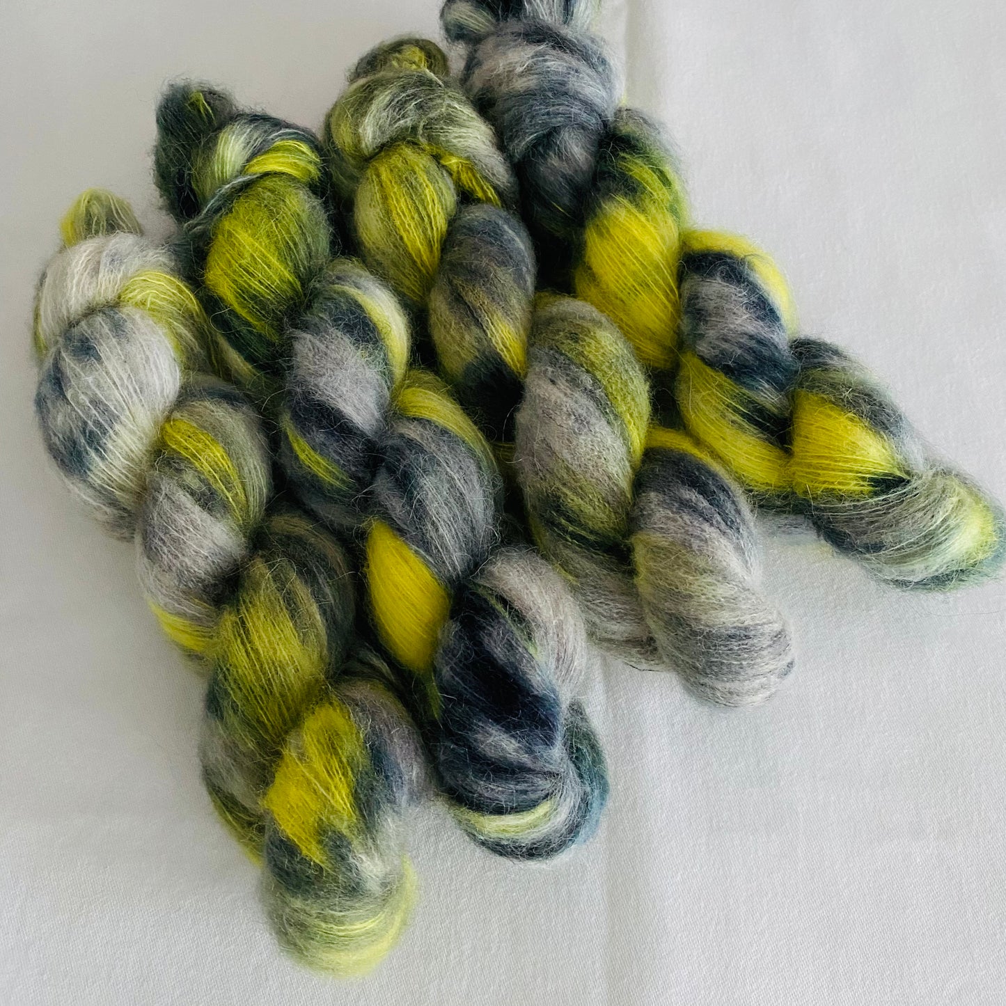 Handgefärbte Alpaka Baby mit Merinowolle.