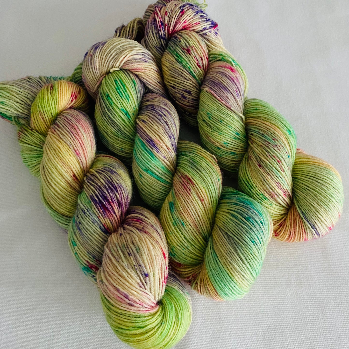 Handgefärbte  Sockenwolle 4-fach.