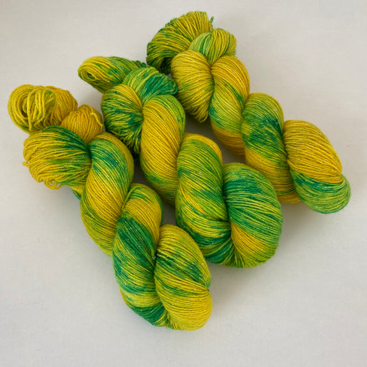 Handgefärbte  Sockenwolle 4-fach mit Lurex.