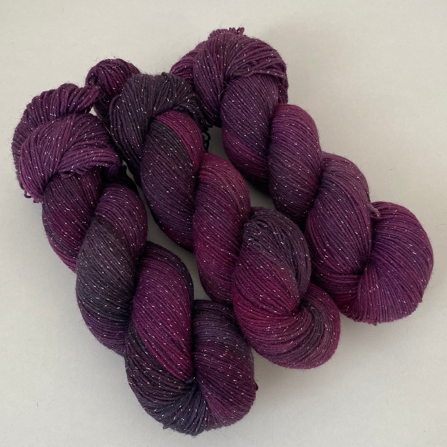 Handgefärbte  Sockenwolle 4-fach mit Lurex.