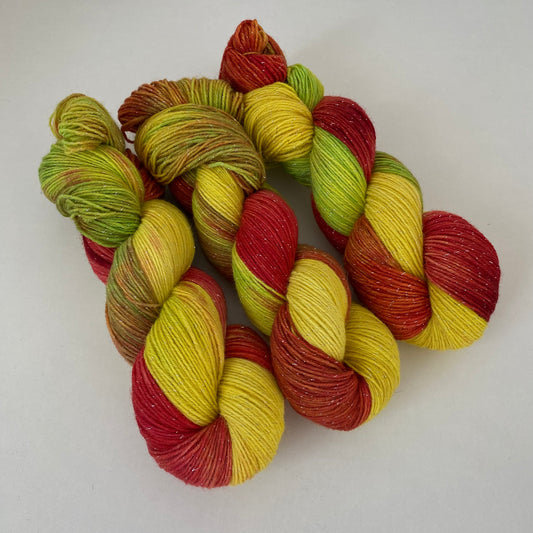 Handgefärbte  Sockenwolle 4-fach mit Lurex.