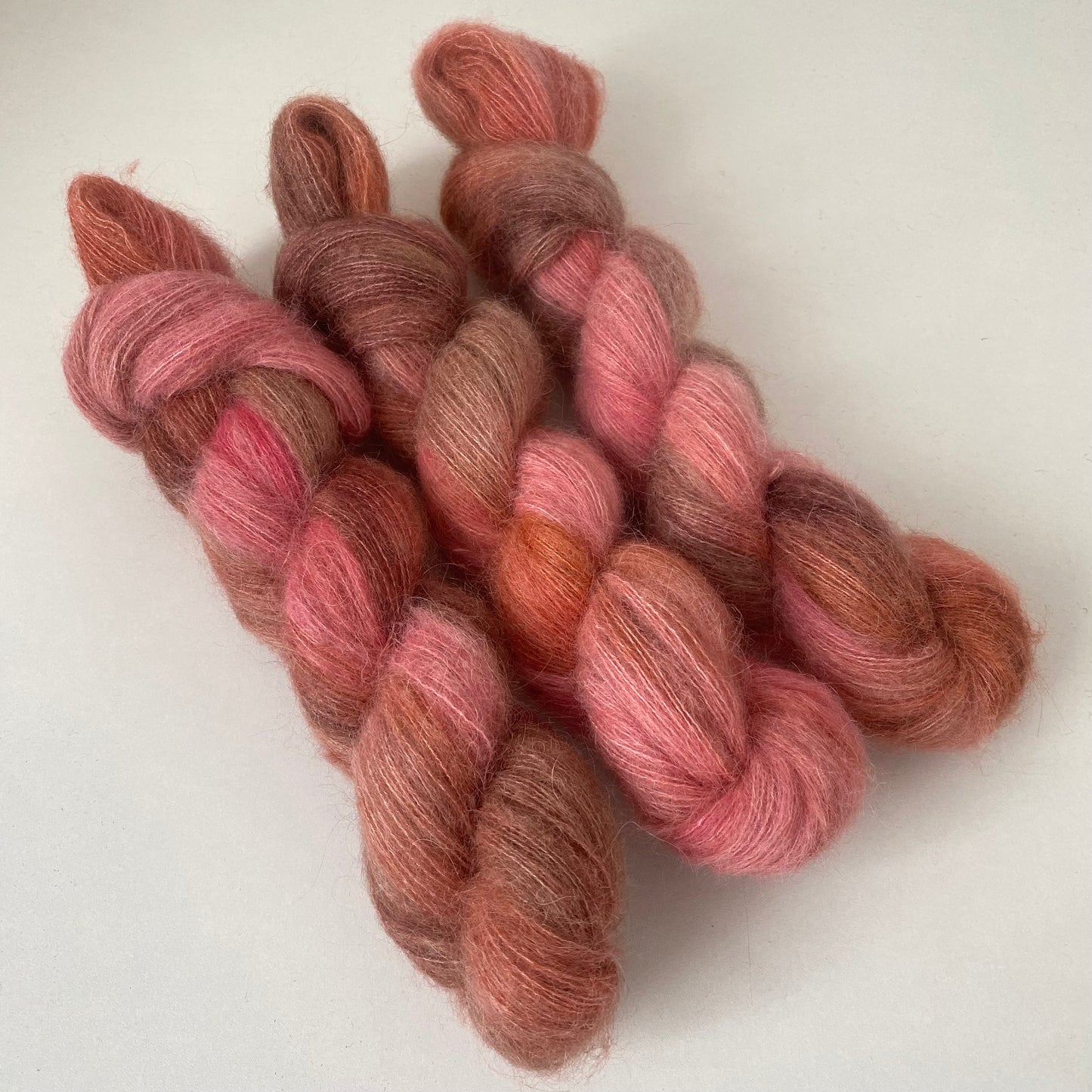Handgefärbte   Kidmohair mit Seide.