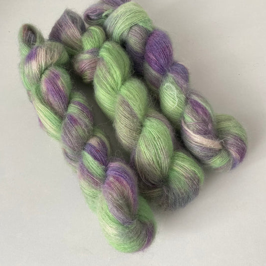 Handgefärbte   Kidmohair mit Seide.