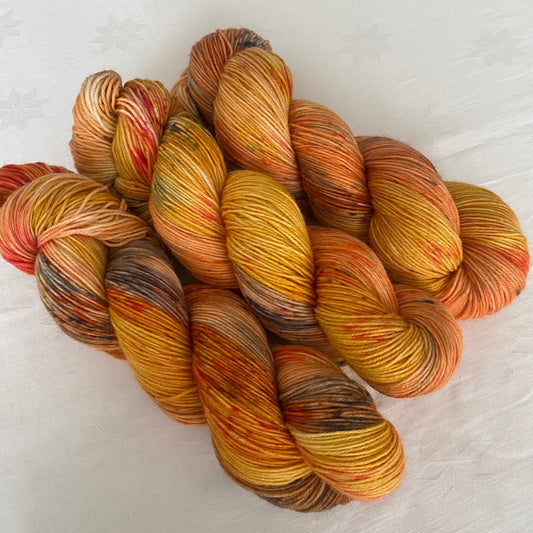 Handgefärbte  Sockenwolle 4-fach.