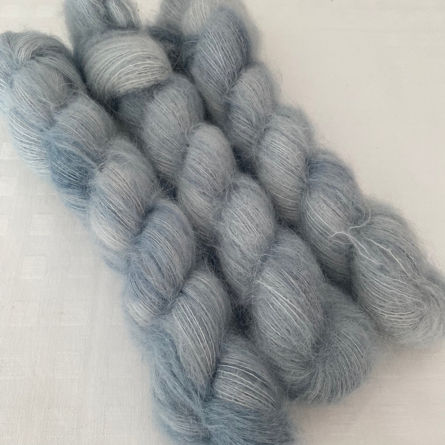 Handgefärbte Alpaka Baby mit Merinowolle.