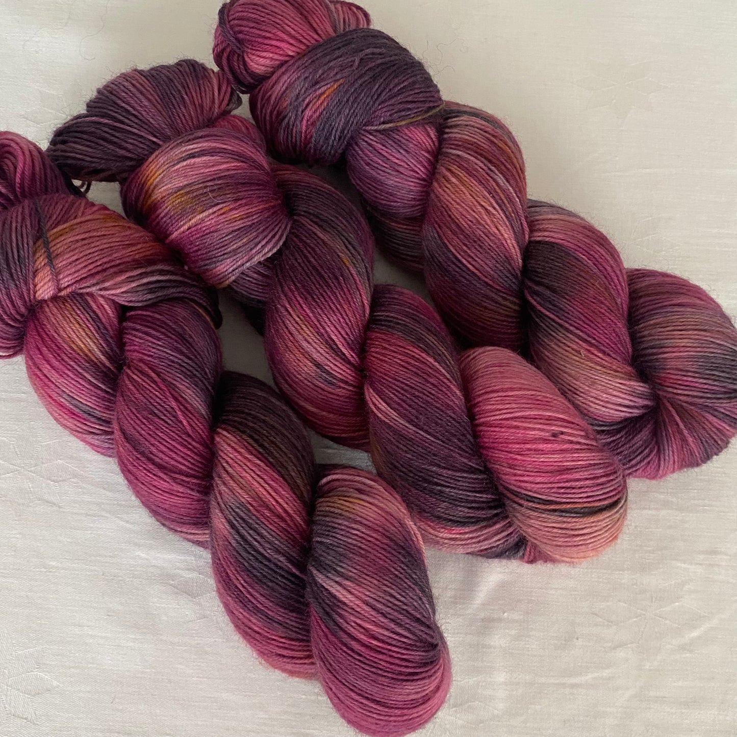Handgefärbte  Sockenwolle 4-fach.