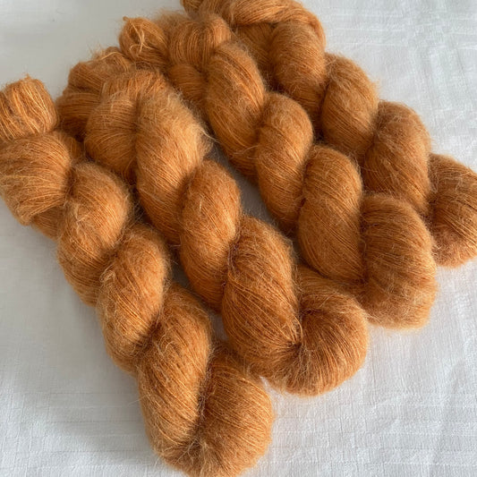 Handgefärbte Alpaka Baby mit Merinowolle.